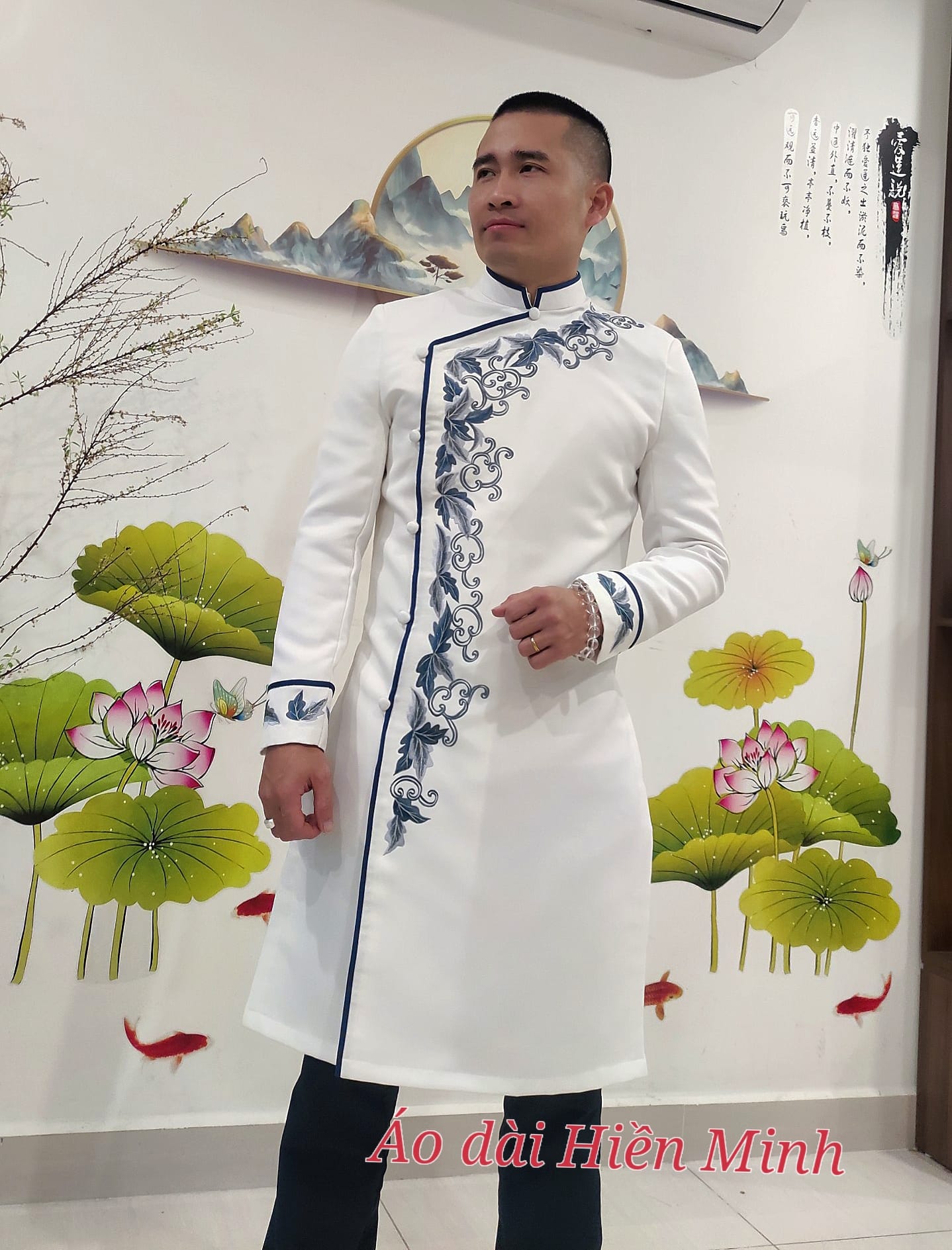 áo dài nam thêu hoa dây leo đơn giản màu trắng