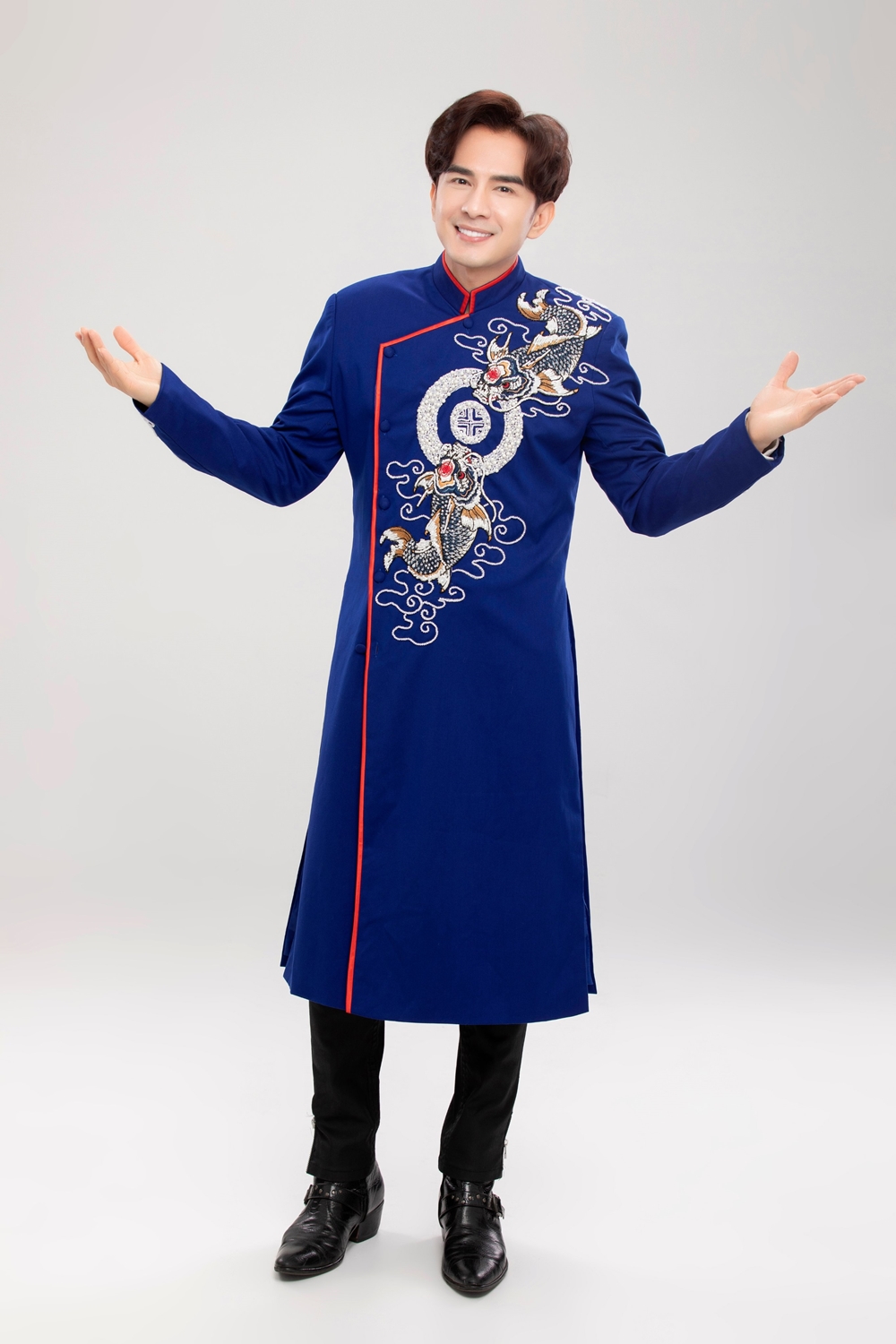C8AA0E22-1852-47F1-9A3D-3A3036E5773F áo dài nam màu xanh cô ban họa tiết cá chép