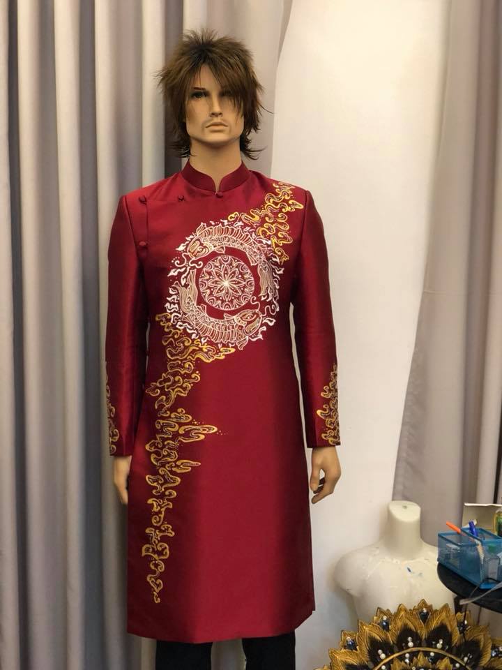 ao dai nam mau do (225) áo dài cách tân nam màu đỏ đô họa tiết cá chép