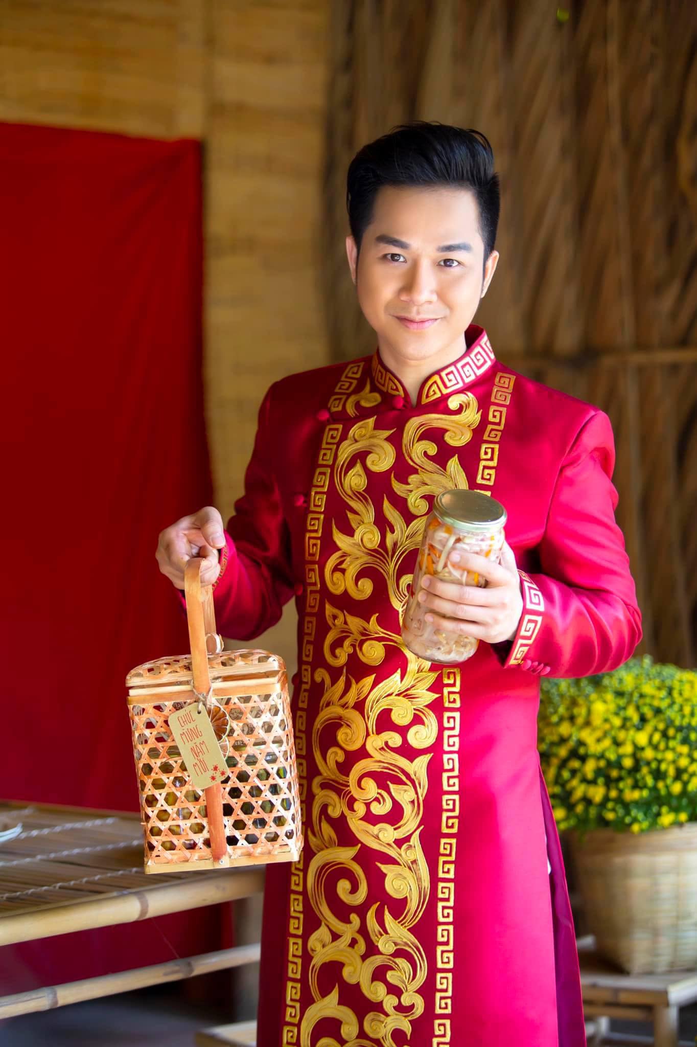 ao dai nam mau do (68) áo dài nam cách tân màu đỏ đô họa tiết dọc thân