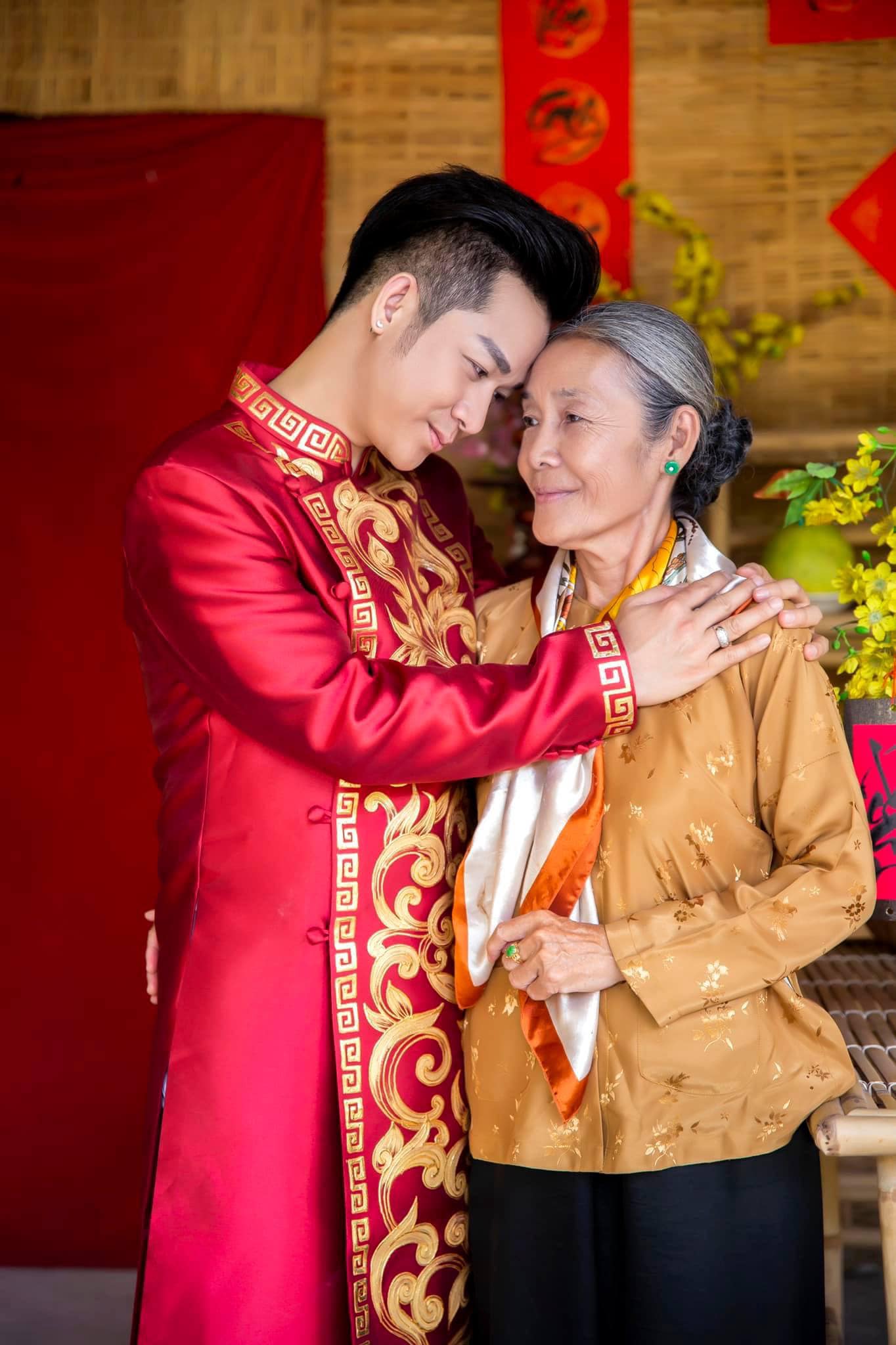 ao dai nam mau do (69) áo dài nam cách tân màu đỏ đô họa tiết dọc thân