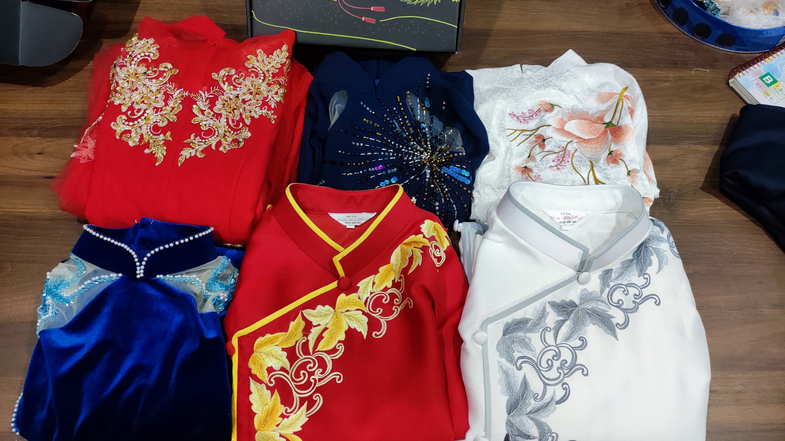 áo dài nam thêu hoa dây leo đơn giản màu trắng