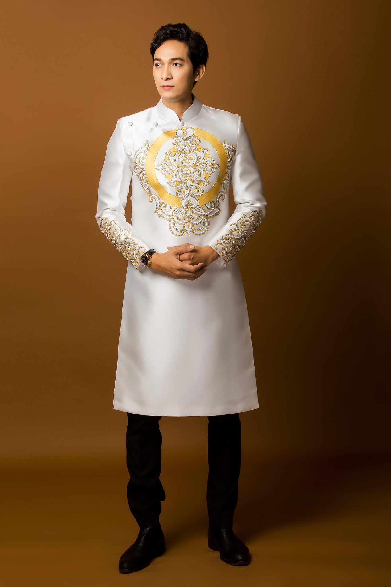 ao dai nam mau trang (148) áo dài cưới nam màu trắng họa tiết vẽ tay đơn giản