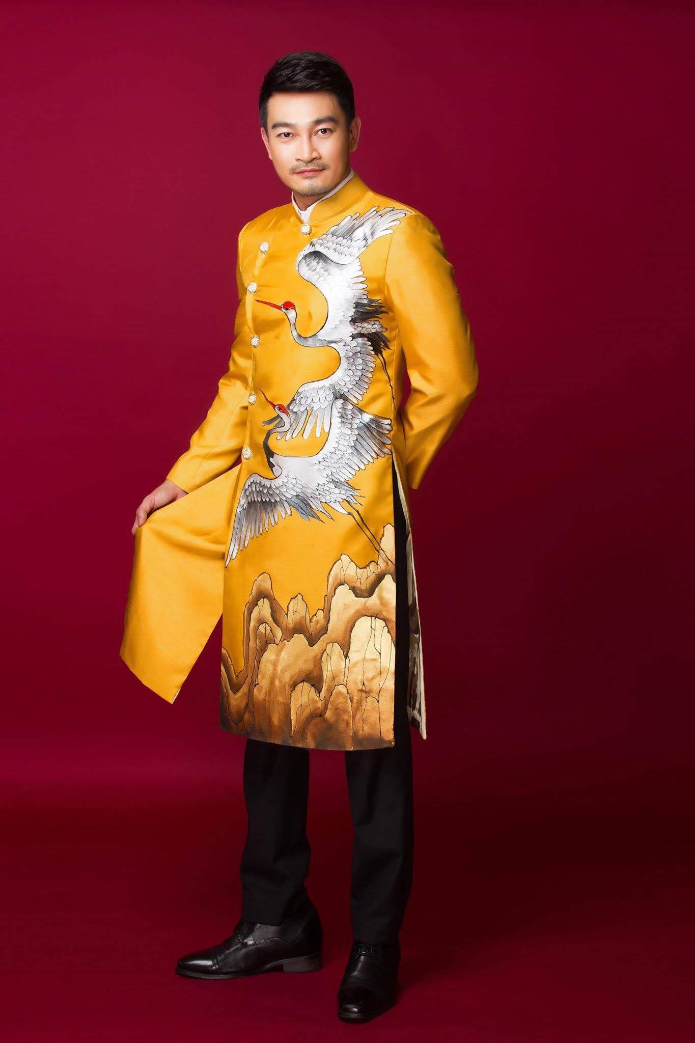 áo dài nam màu vàng họa tiết chim hạc vẽ tay
