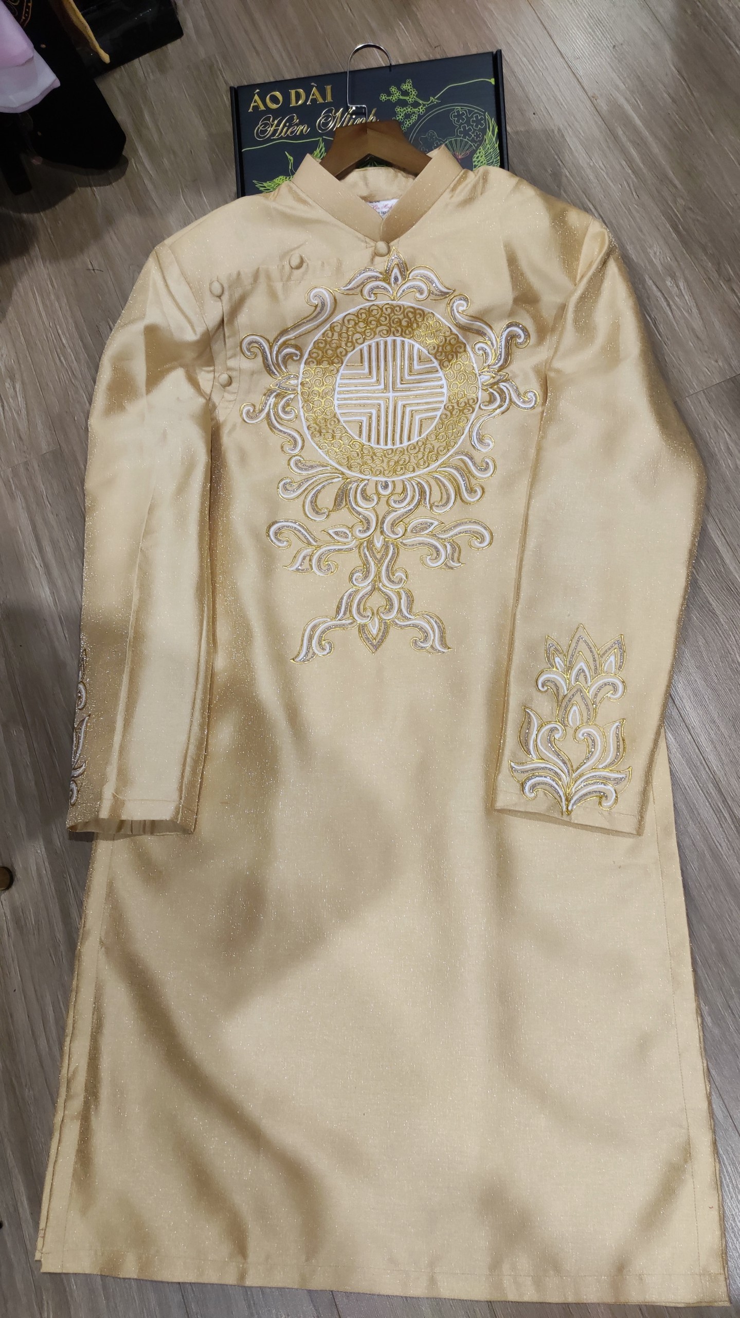 áo dài cưới màu vàng đồng cho cặp đôi cô dâu chú rể