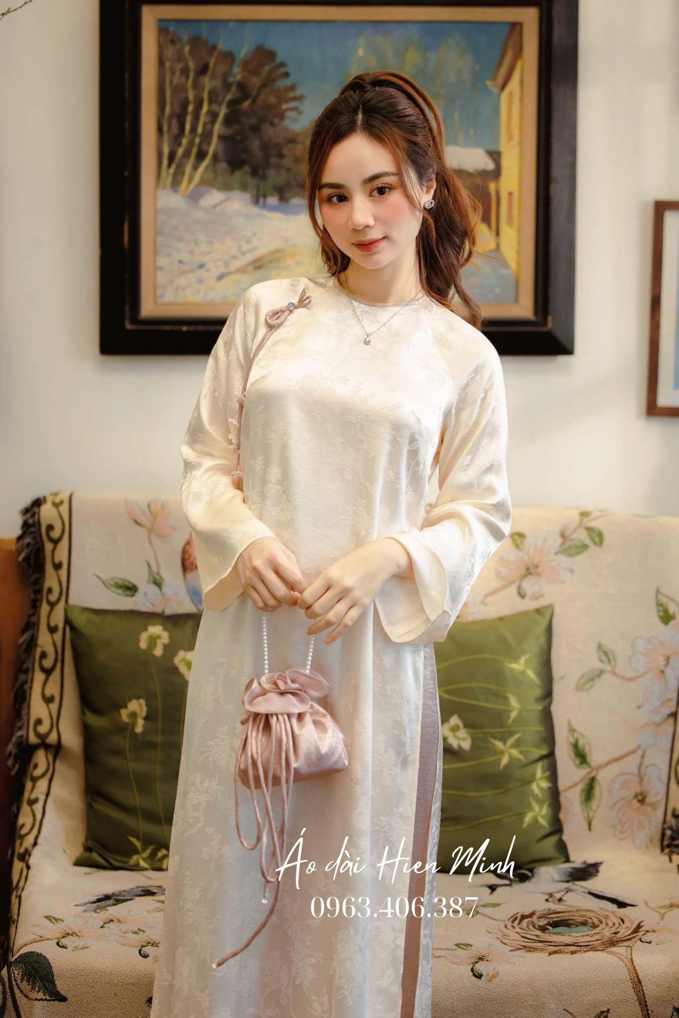 Áo dài cách tân nữ dáng suông màu kèm nhẹ nhàng, thanh lịch