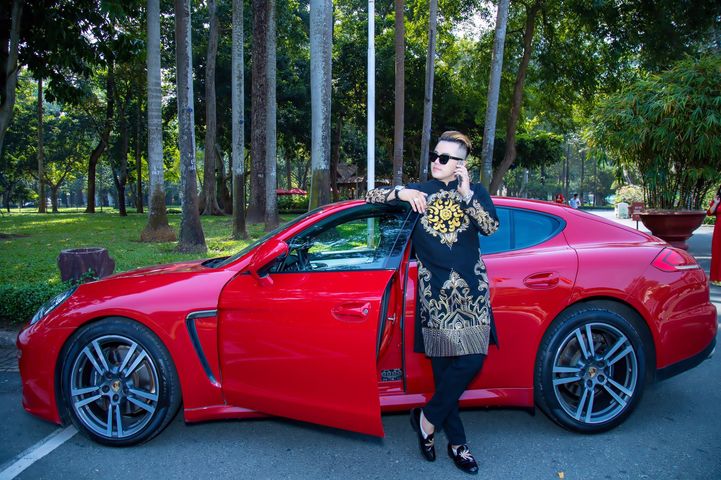 133971959_209512734115835_7857766222696598722_n (1) - Copy - Copy áo dài dự tiệc nam màu đen họa tiết vẽ tay