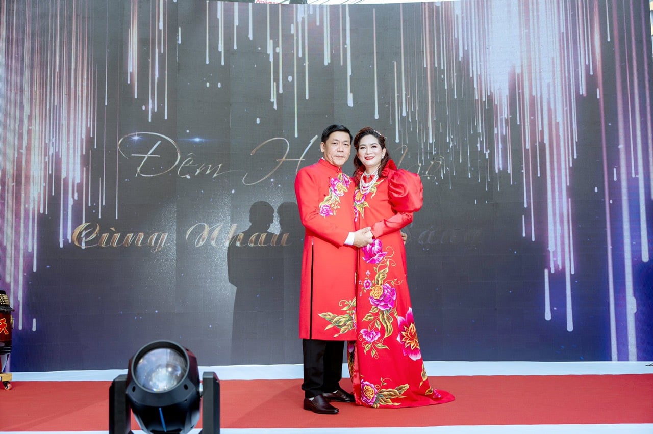 áo dài đồng phục gia đình họa tiết vẽ tay hoa hồng