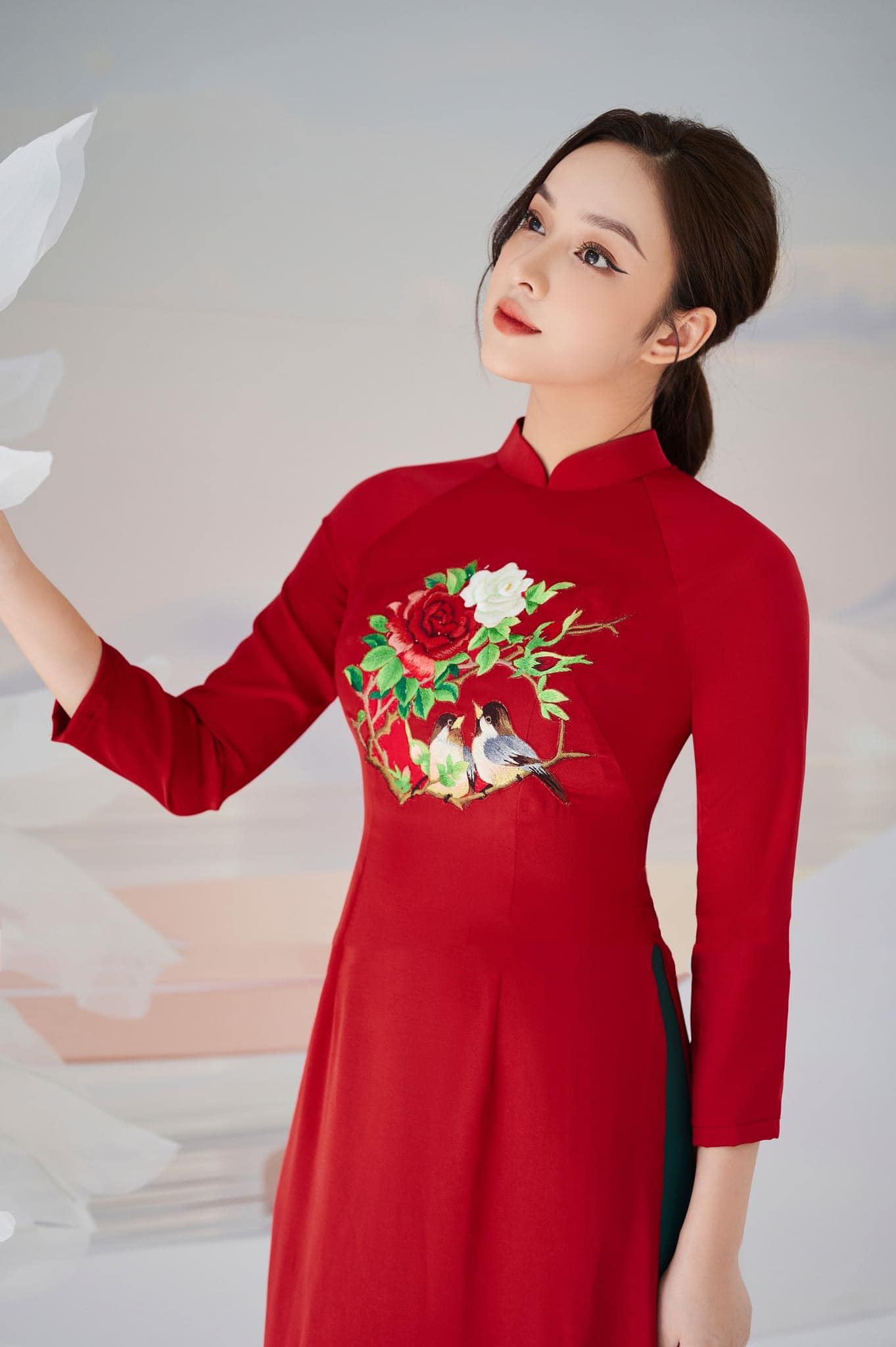 áo dài màu đỏ đám hỏi cho cô dâu thêu tay họa tiết hoa hồng áo dài màu đỏ đám hỏi cho cô dâu thêu tay họa tiết hoa hồng