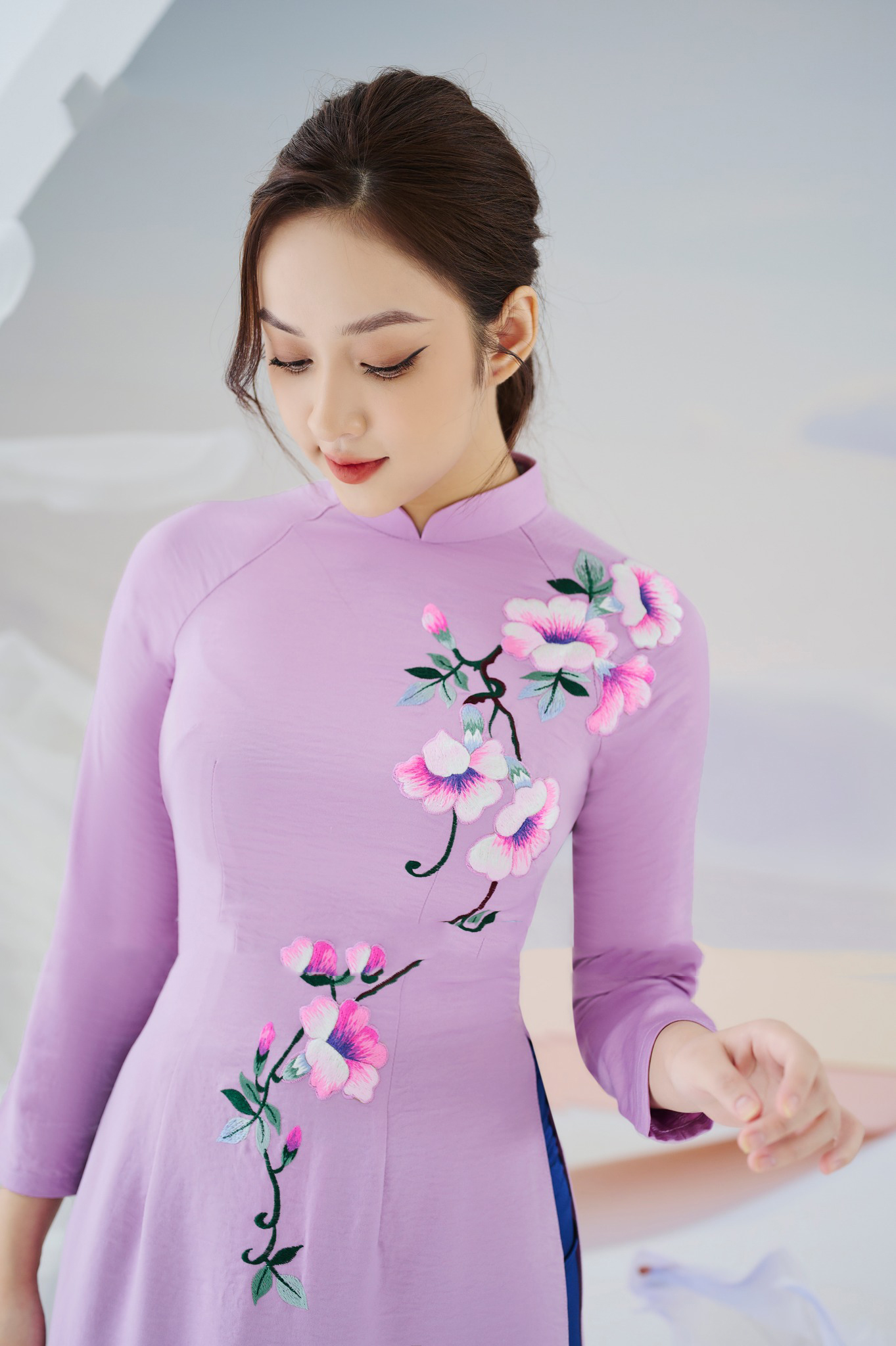 Áo dài cưới hỏi cho cô dâu màu tím thêu hoa