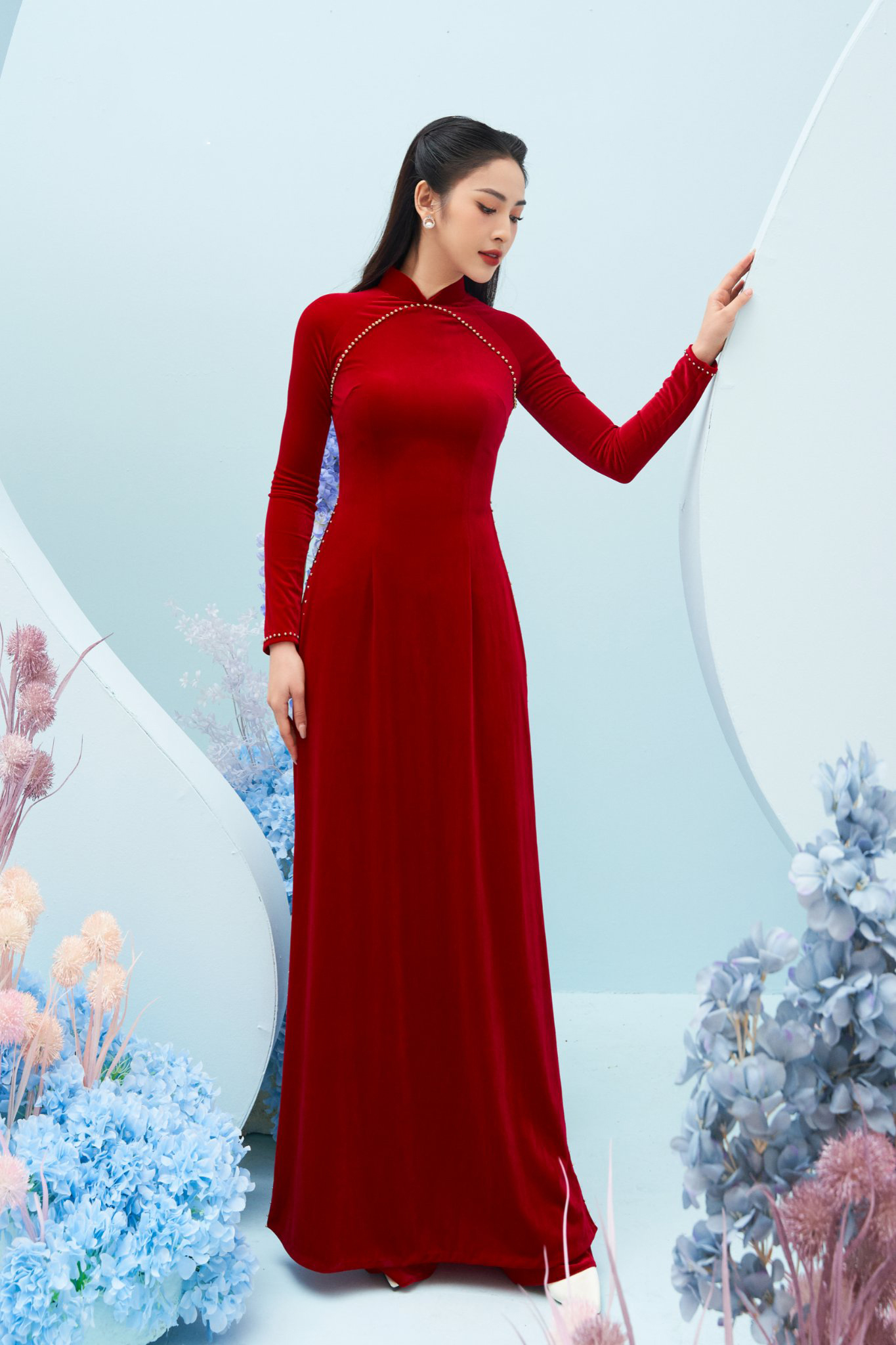 Áo dài nhung đỏ trơn đẹp trẻ trung cho cô dâu đám cưới hỏi