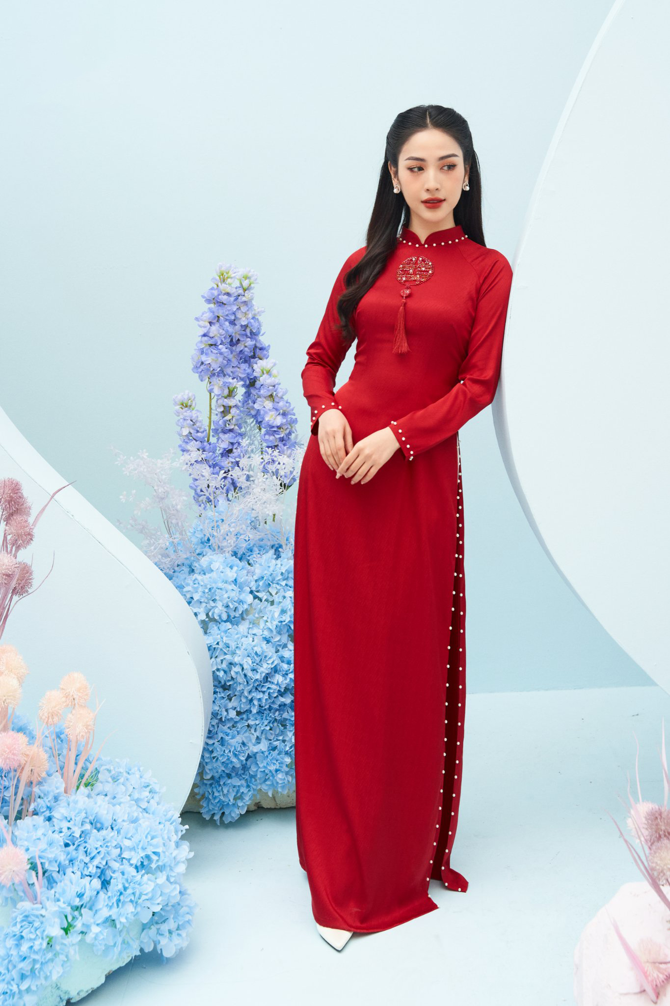 Áo dài cưới gấm đỏ cách tân cho cô dâu trẻ trung