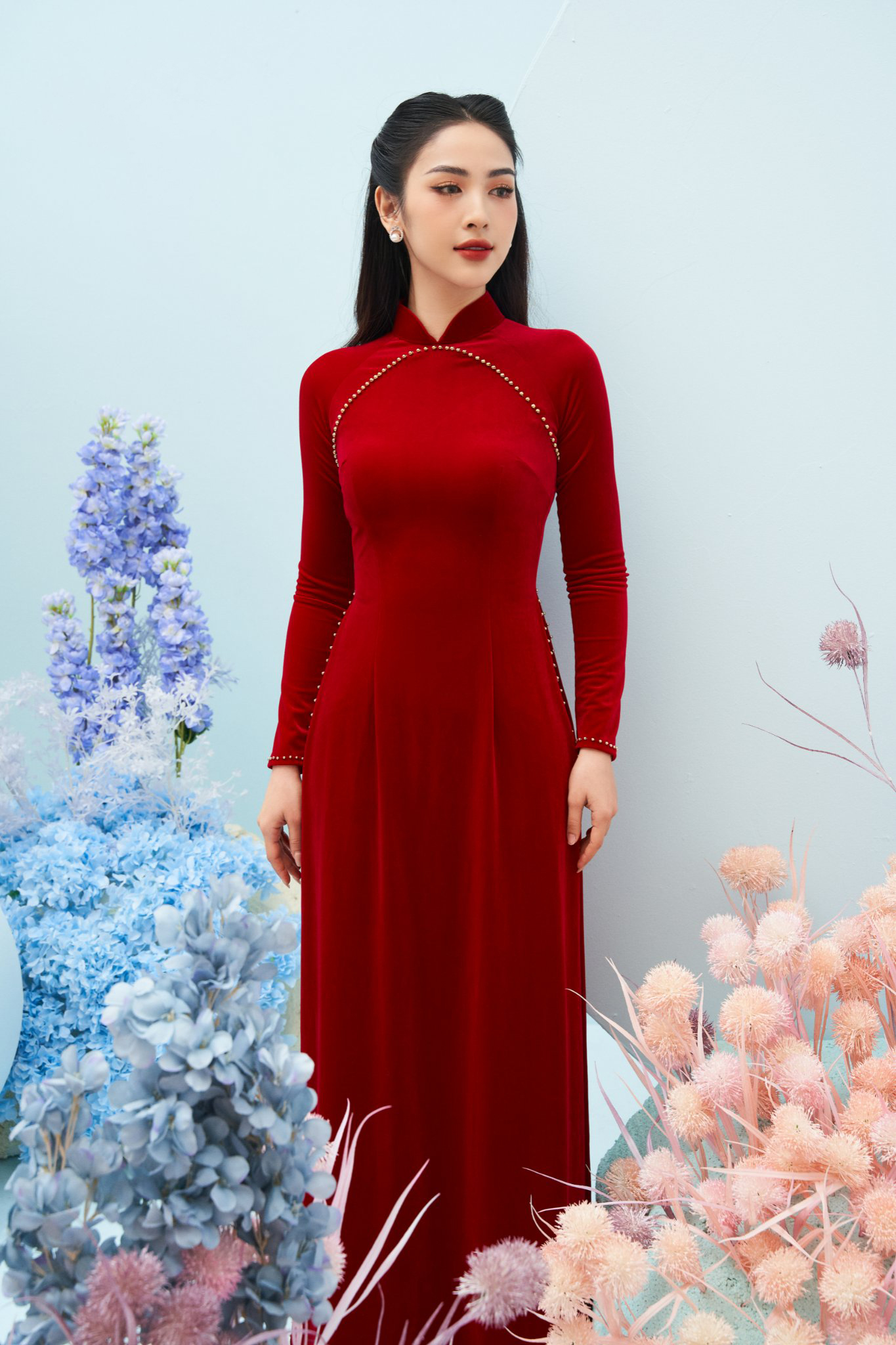 Áo dài nhung đỏ trơn đẹp trẻ trung cho cô dâu đám cưới hỏi