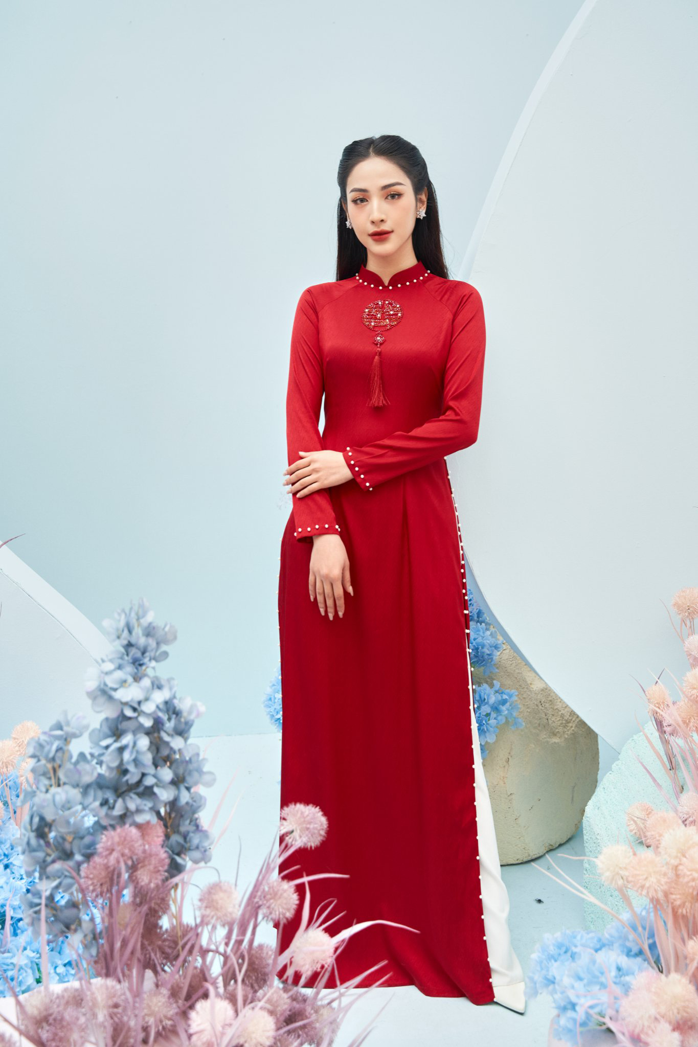 Áo dài cưới gấm đỏ cách tân cho cô dâu trẻ trung