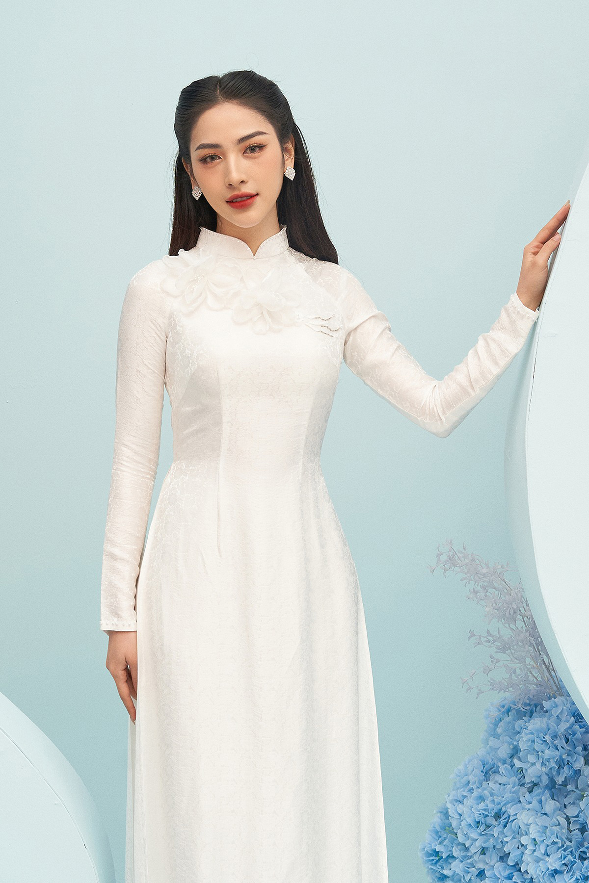 Áo dài gấm trắng 4 tà kết hoa đơn giản cho cô dâu đám hỏi