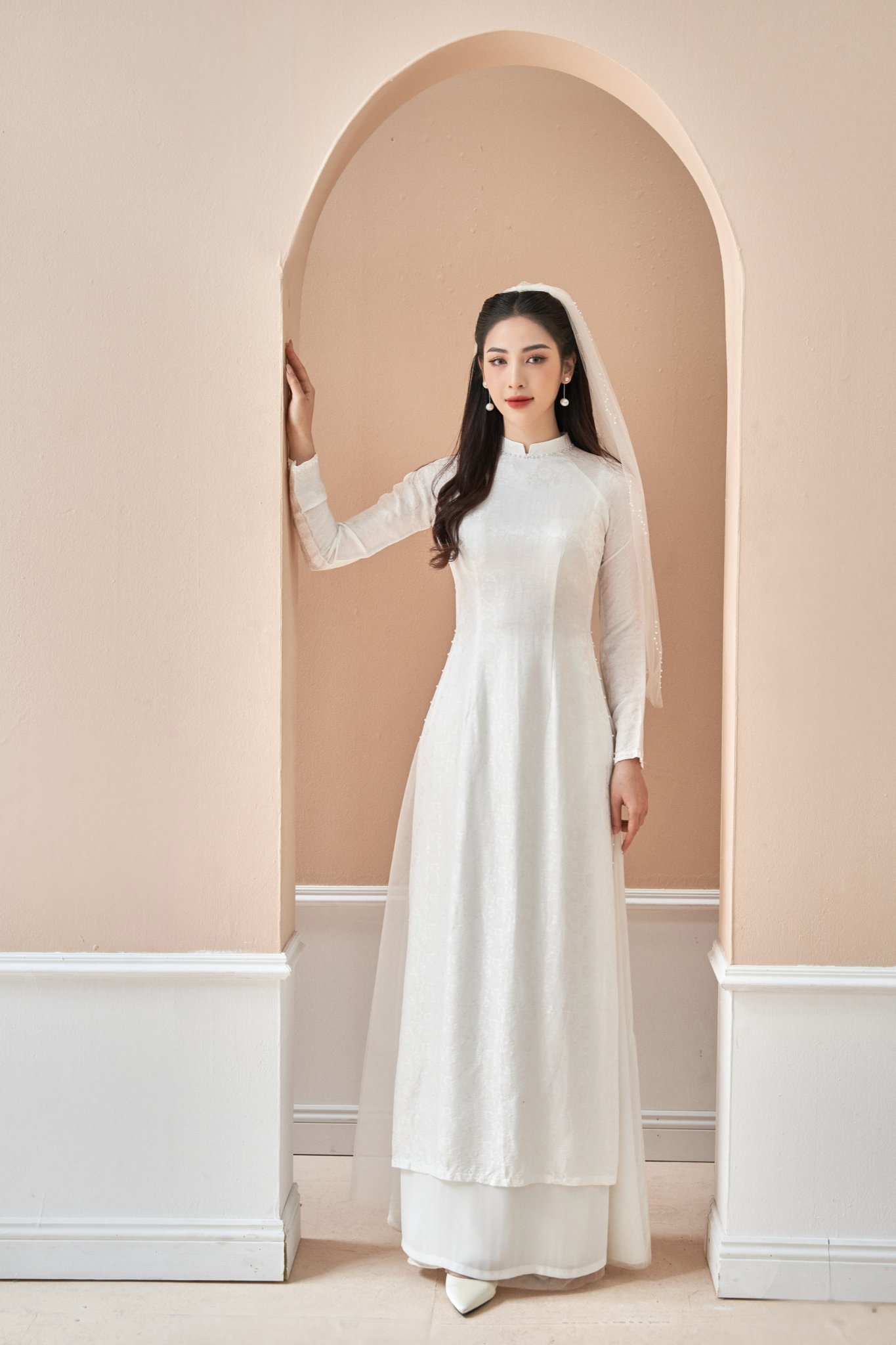 Áo dài gấm trắng 4 tà kết hoa đơn giản cho cô dâu đám hỏi