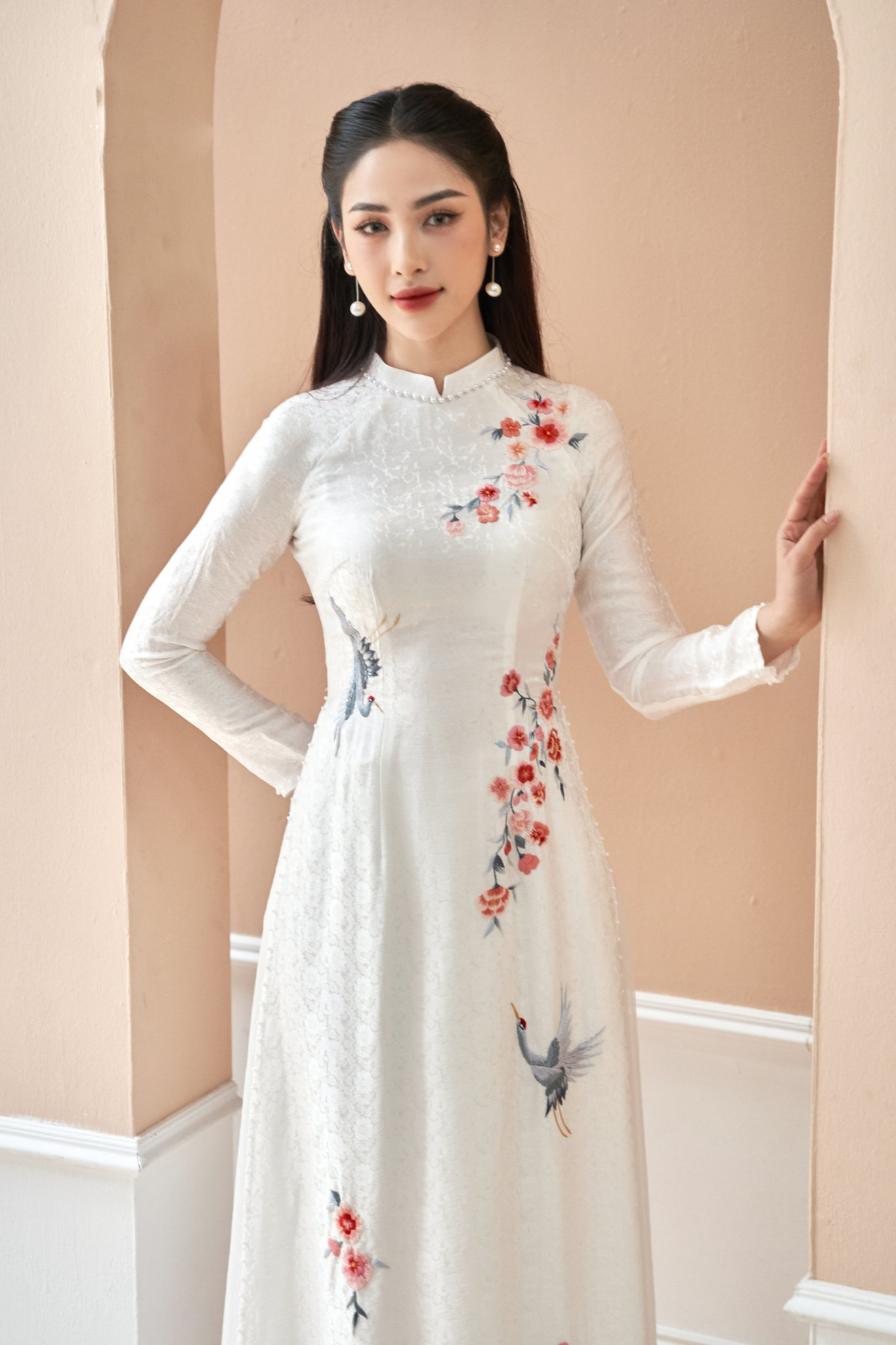 Áo dài gấm trắng 4 tà thêu tay cho cô dâu đám cưới hỏi