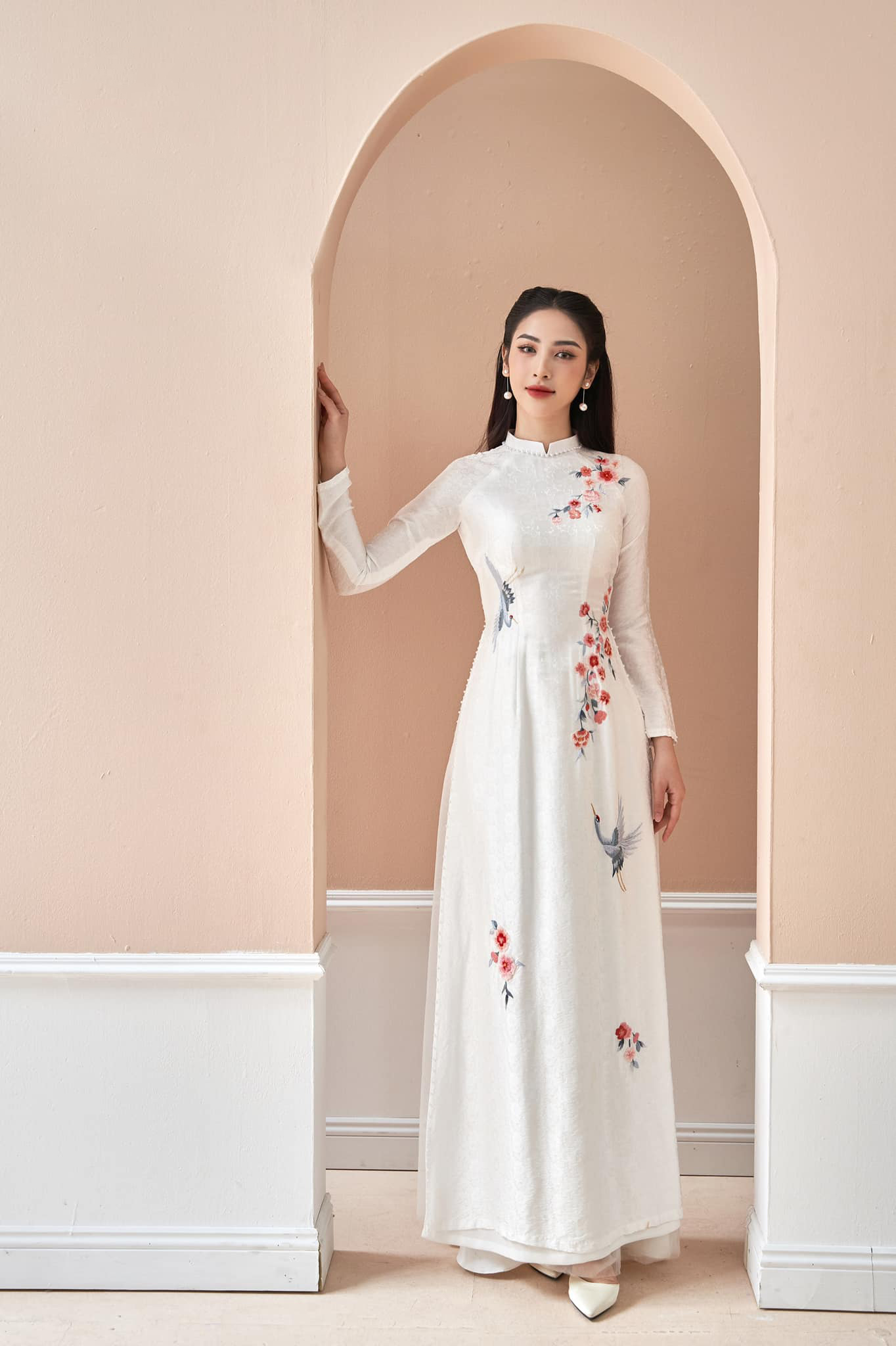 Áo dài gấm trắng 4 tà thêu tay cho cô dâu đám cưới hỏi