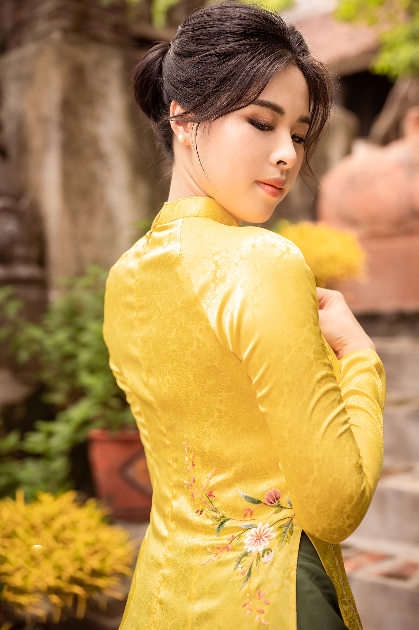 Áo dài cưới gấm vàng thêu hoa quần màu xanh rêu cho cô dâu đám cưới hỏi Áo dài cưới gấm vàng thêu hoa quần màu xanh rêu cho cô dâu đám cưới hỏi