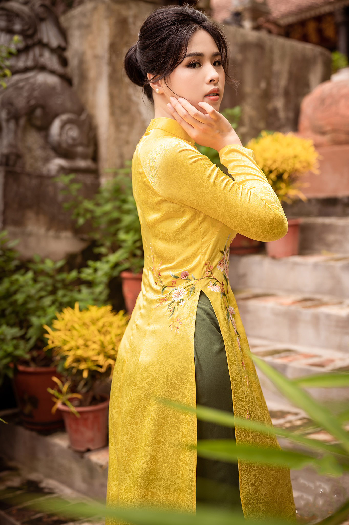 Áo dài cưới gấm vàng thêu hoa quần màu xanh rêu cho cô dâu đám cưới hỏi Áo dài cưới gấm vàng thêu hoa quần màu xanh rêu cho cô dâu đám cưới hỏi