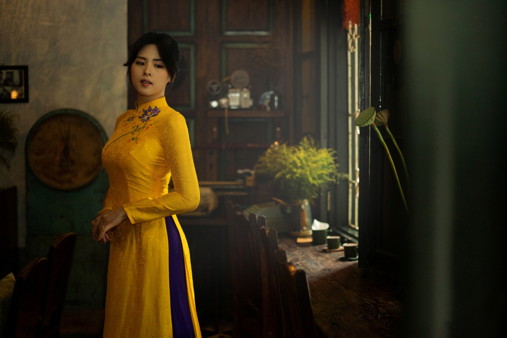 Áo dài cưới gấm vàng thêu hoa quần màu xanh rêu cho cô dâu đám cưới hỏi Áo dài cưới gấm vàng thêu hoa quần màu xanh rêu cho cô dâu đám cưới hỏi