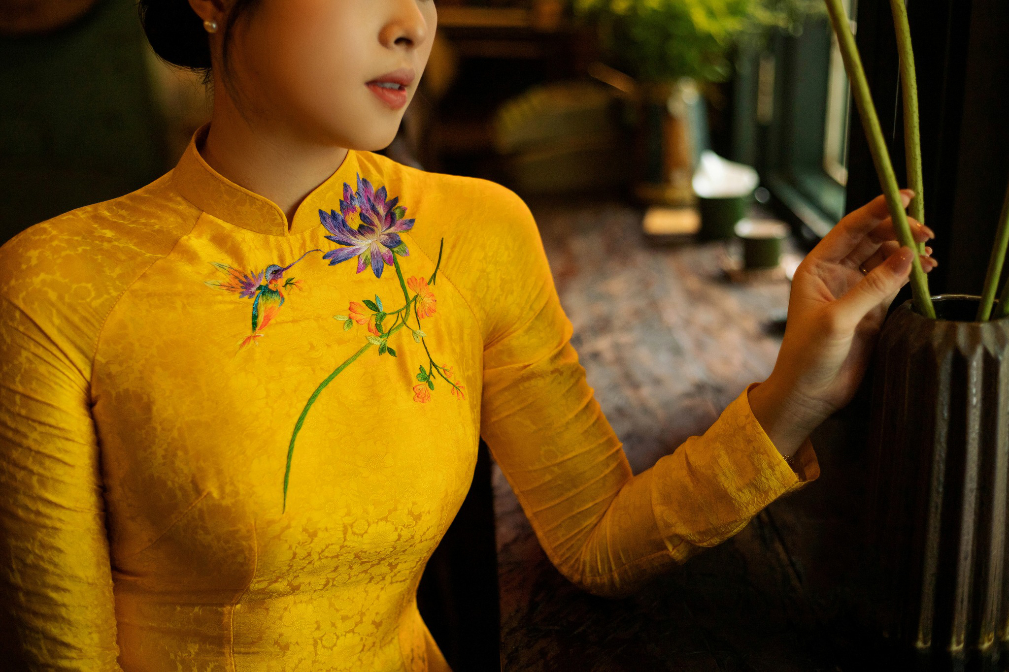 Áo dài cưới gấm vàng thêu hoa quần màu xanh rêu cho cô dâu đám cưới hỏi Áo dài cưới gấm vàng thêu hoa quần màu xanh rêu cho cô dâu đám cưới hỏi