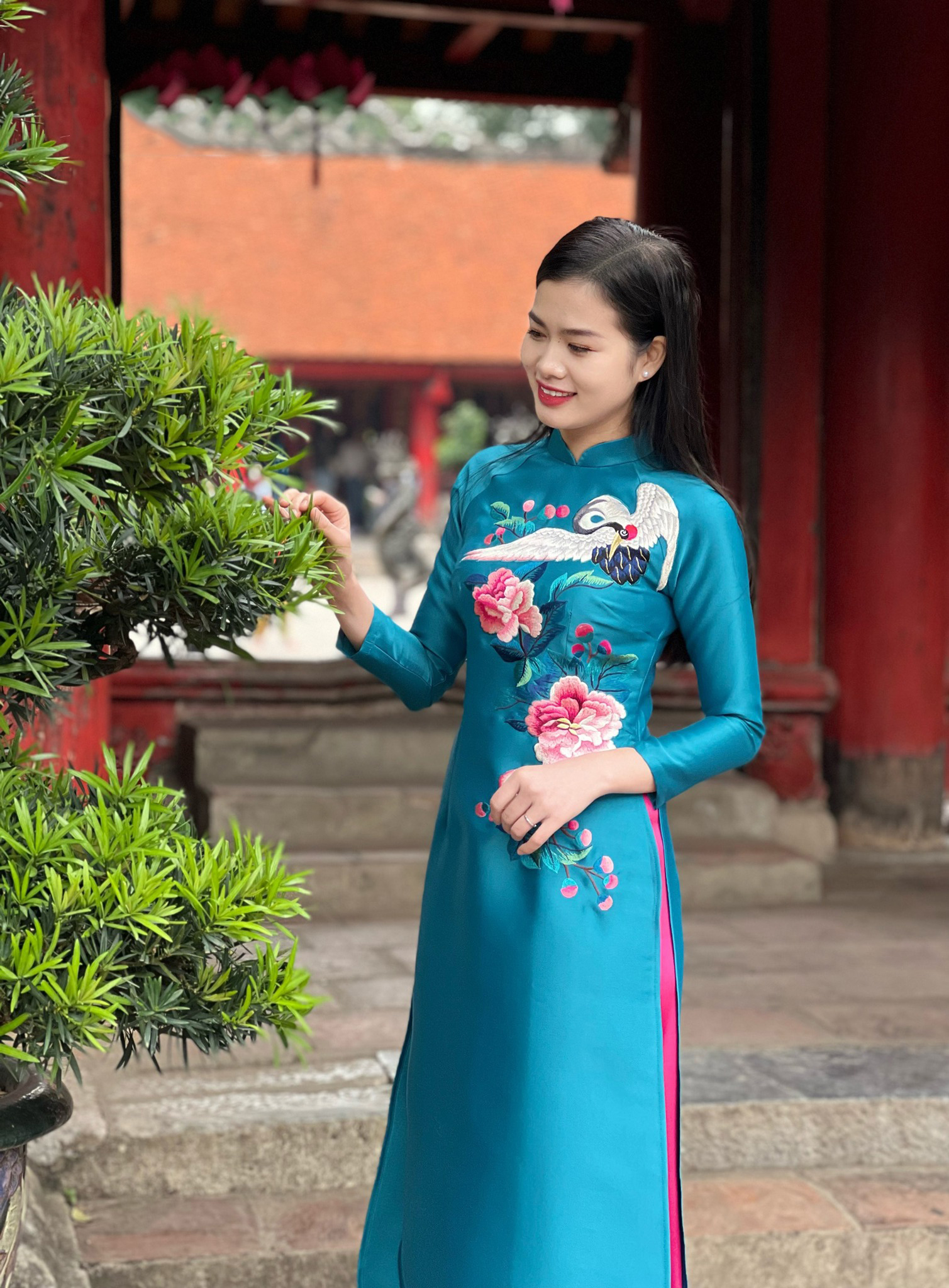 Áo dài nữ cách tân màu xanh cổ vịt quần màu hồng sen họa tiết thêu hoa chim hạc