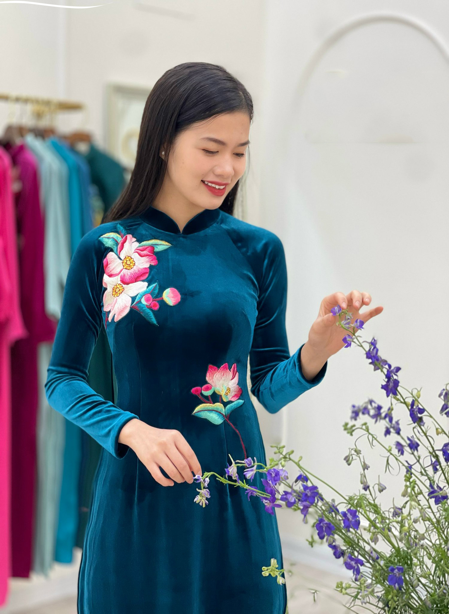 Áo dài nhung xanh thêu hoa cho bà xui trung niên