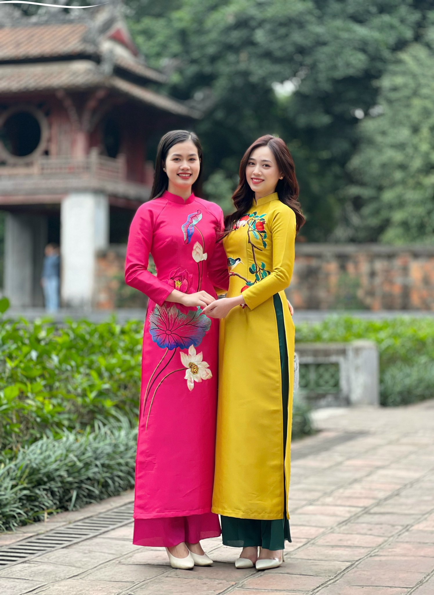 áo dài nữ màu hồng cánh sen thêu hoa sen quần xanh lá