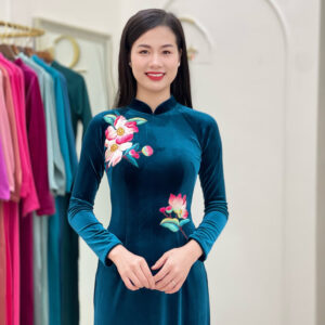 Áo dài nhung xanh thêu hoa cho bà xui trung niên