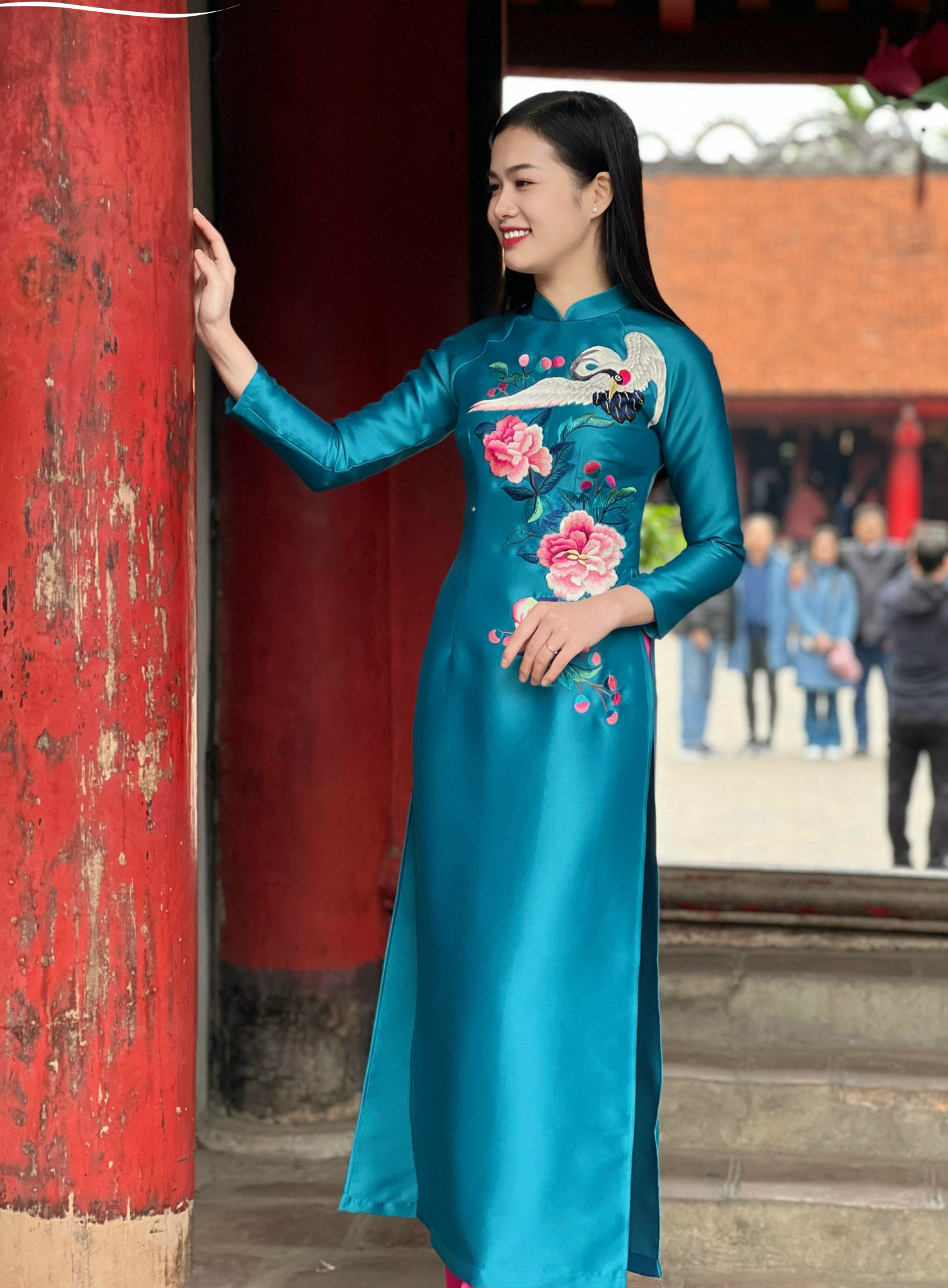 Áo dài nữ cách tân màu xanh cổ vịt quần màu hồng sen họa tiết thêu hoa chim hạc