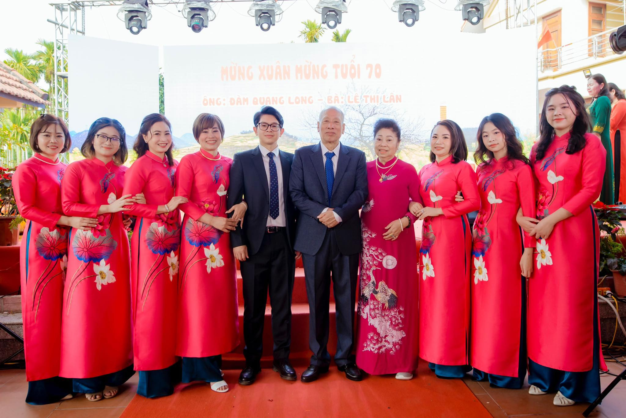 áo dài nữ màu hồng cánh sen thêu hoa sen quần xanh lá