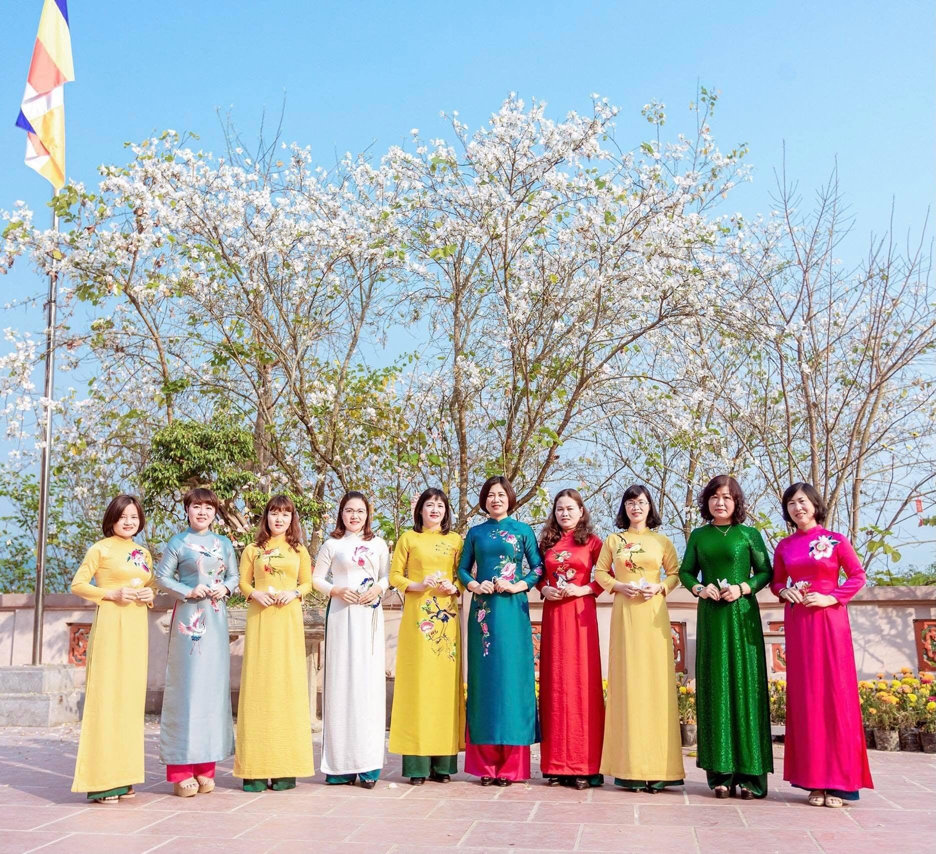 Áo dài đồng phục công sở nhiều màu họa tiết thêu tay sang trọng