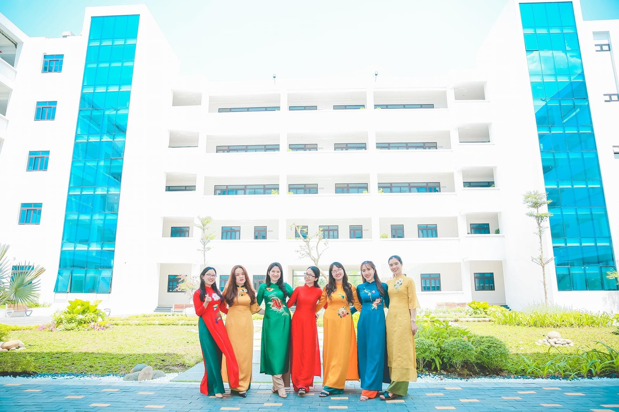 Áo dài đồng phục công sở nhiều màu họa tiết thêu tay sang trọng