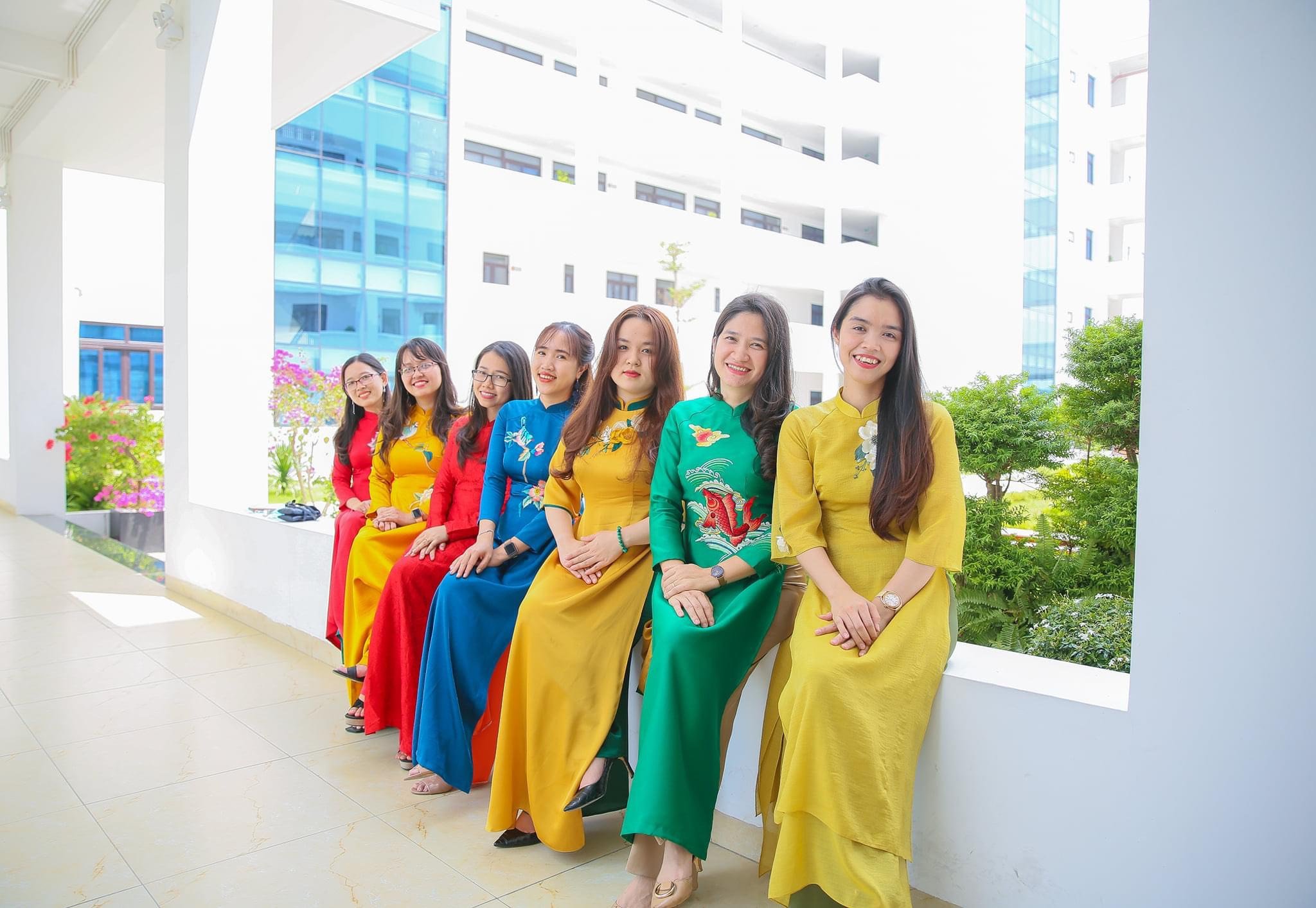 Áo dài đồng phục công sở nhiều màu họa tiết thêu tay sang trọng