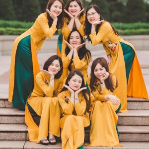 Áo dài giáo viên đồng phục công sở màu vàng quần xanh lá họa tiết thêu tay sang trọng