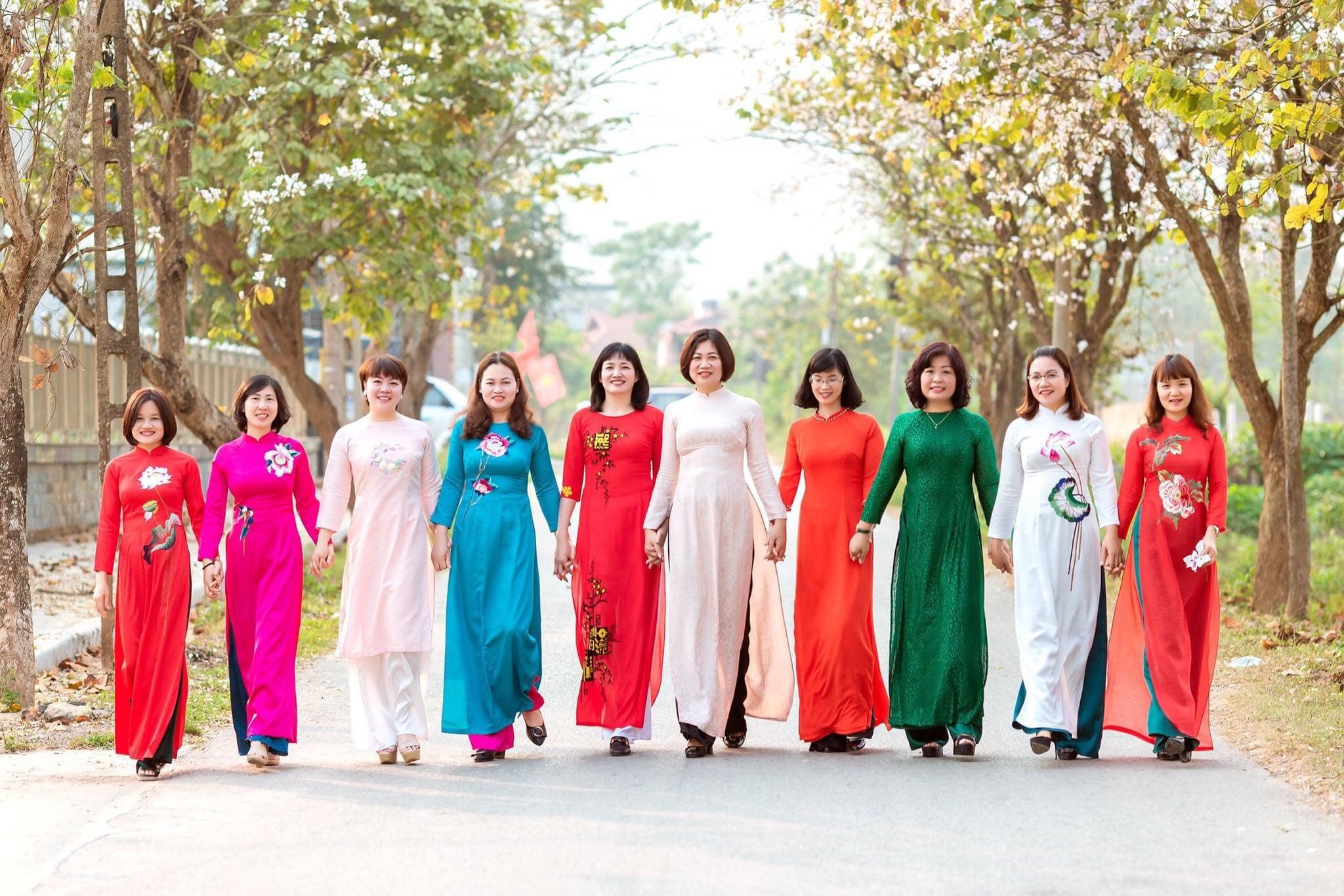 Áo dài đồng phục công sở nhiều màu họa tiết thêu tay sang trọng