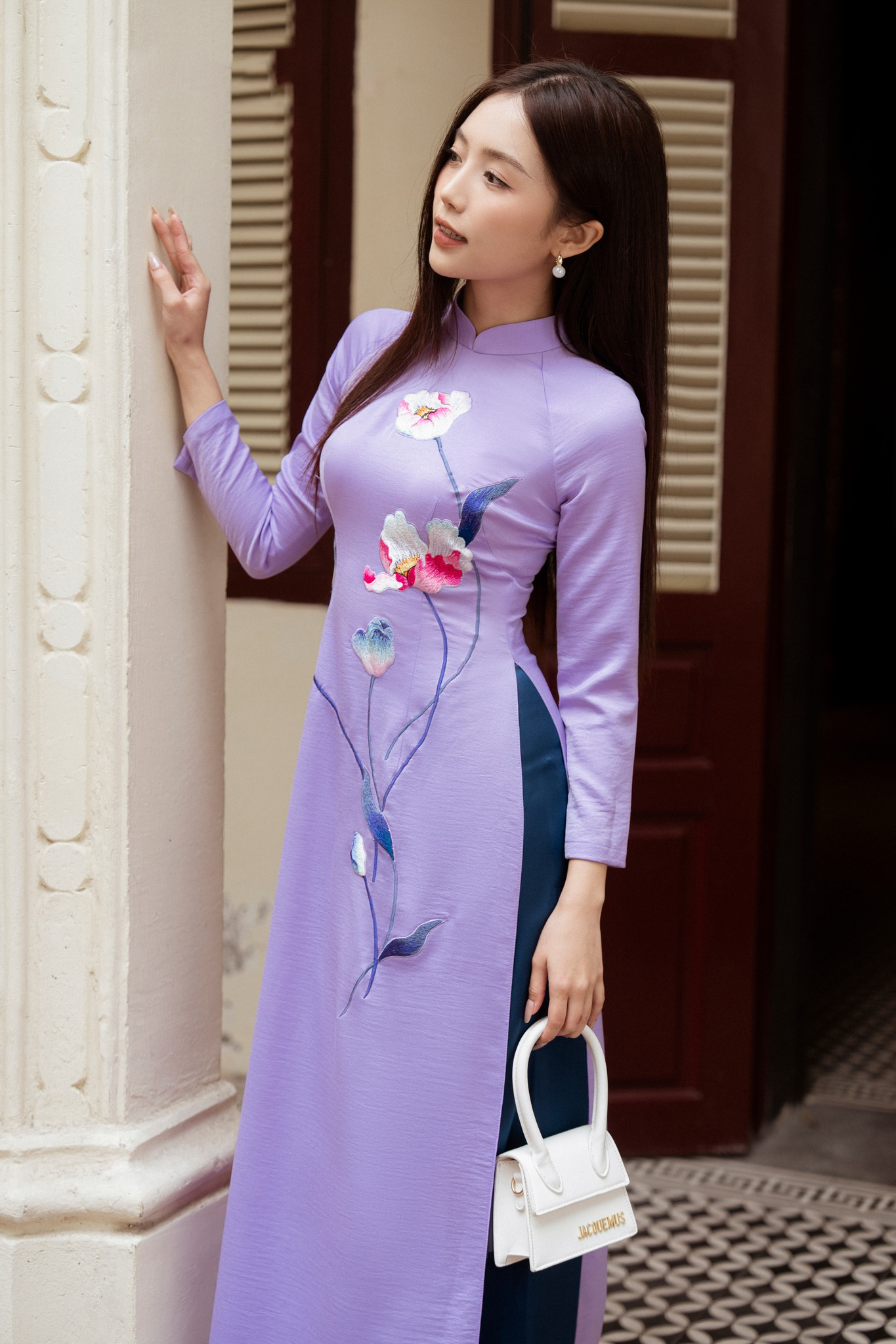 áo dài nữ màu tím huế nhạt thêu hoa quần xanh trẻ trung áo dài nữ màu tím huế nhạt thêu hoa quần xanh trẻ trung