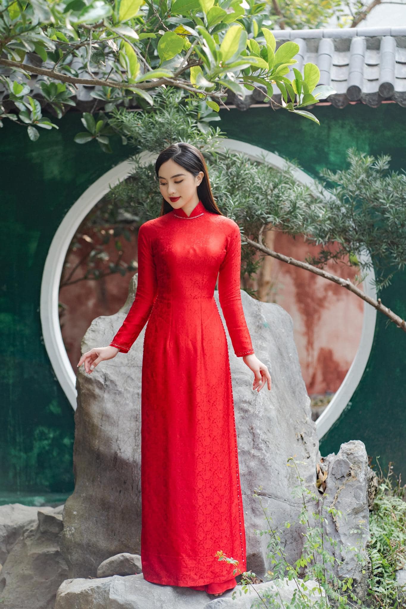 Aó dài gấm đỏ trơn đơn giản cho cô dâu đám cưới hỏi