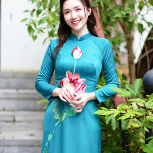 Áo dài lụa thêu hoa sen màu xanh ngọc bích trẻ trung