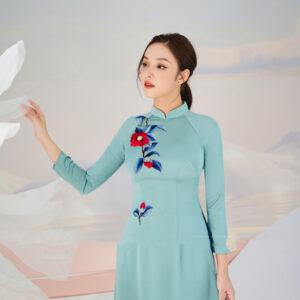 Áo dài màu xanh ngọc thêu hoa quần xanh rêu trẻ trung