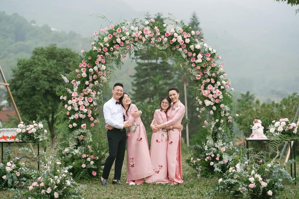 Áo dài đồng phục gia đình cách tân nữ màu hồng phấn pastel họa tiết thêu tay