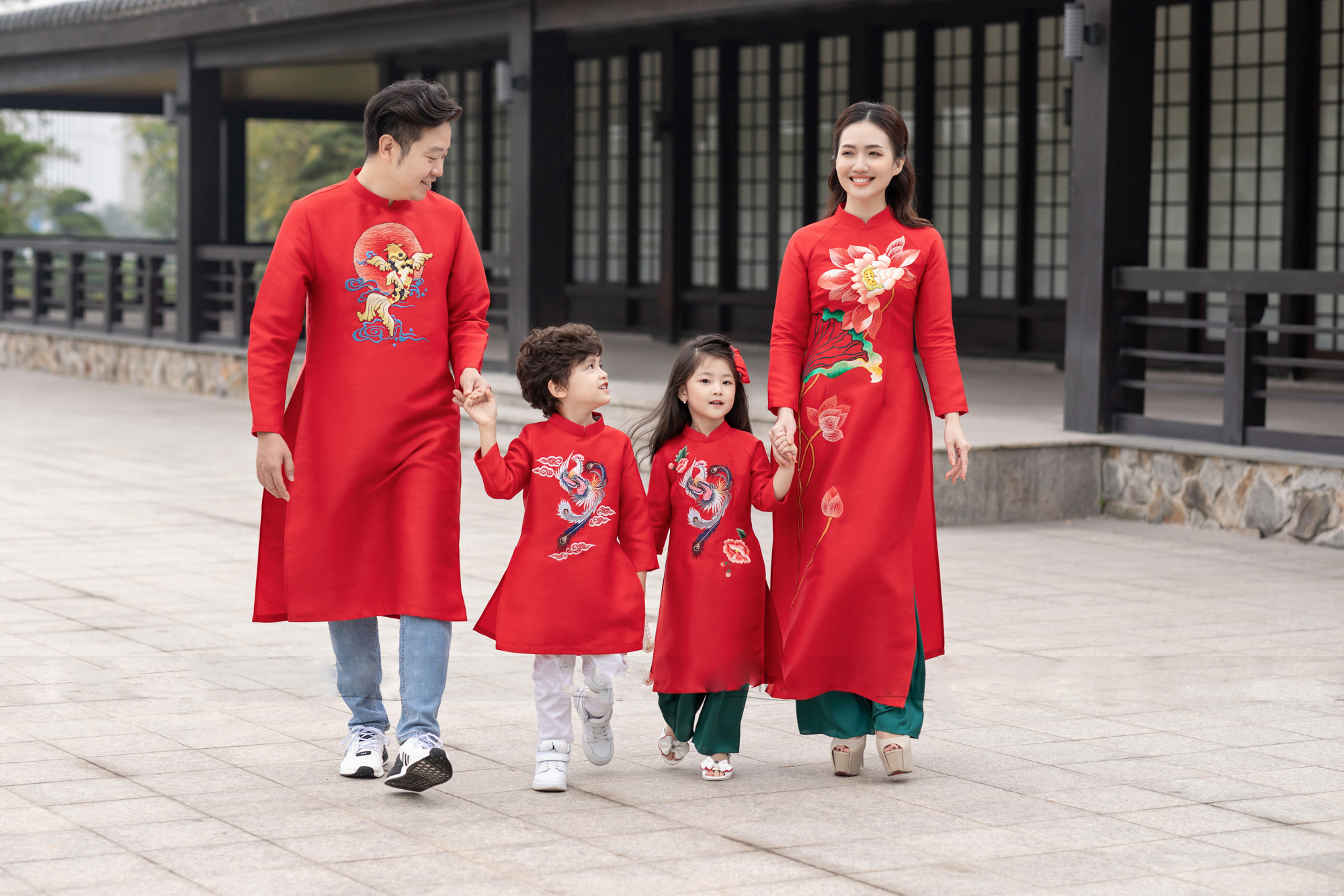 Áo dài gia đình đồng phục màu đỏ họa tiết thêu tay