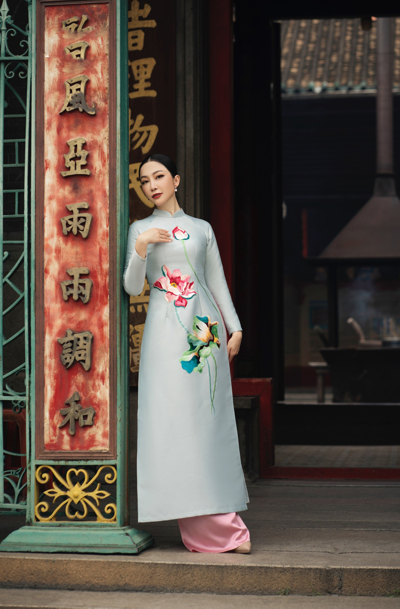 áo dài màu xanh nhạt đẹp cho mẹ trung niên họa tiết thêu hoa sen