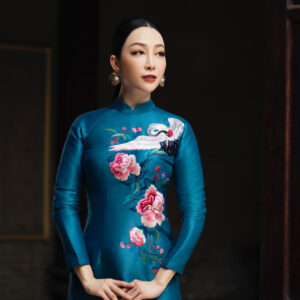 Áo dài nữ cách tân màu xanh cổ vịt quần màu hồng sen họa tiết thêu hoa chim hạc