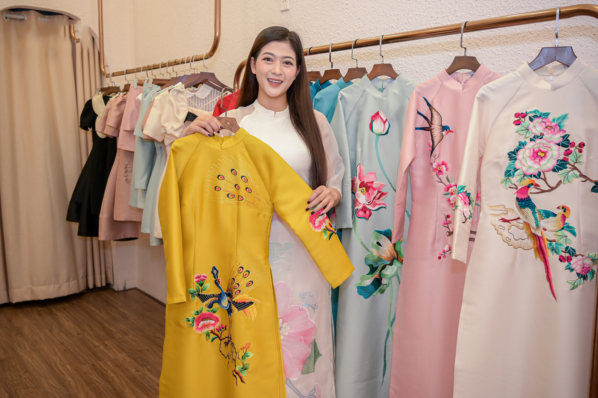 áo dài cách tân nữ thêu tay màu kem patel trẻ trung