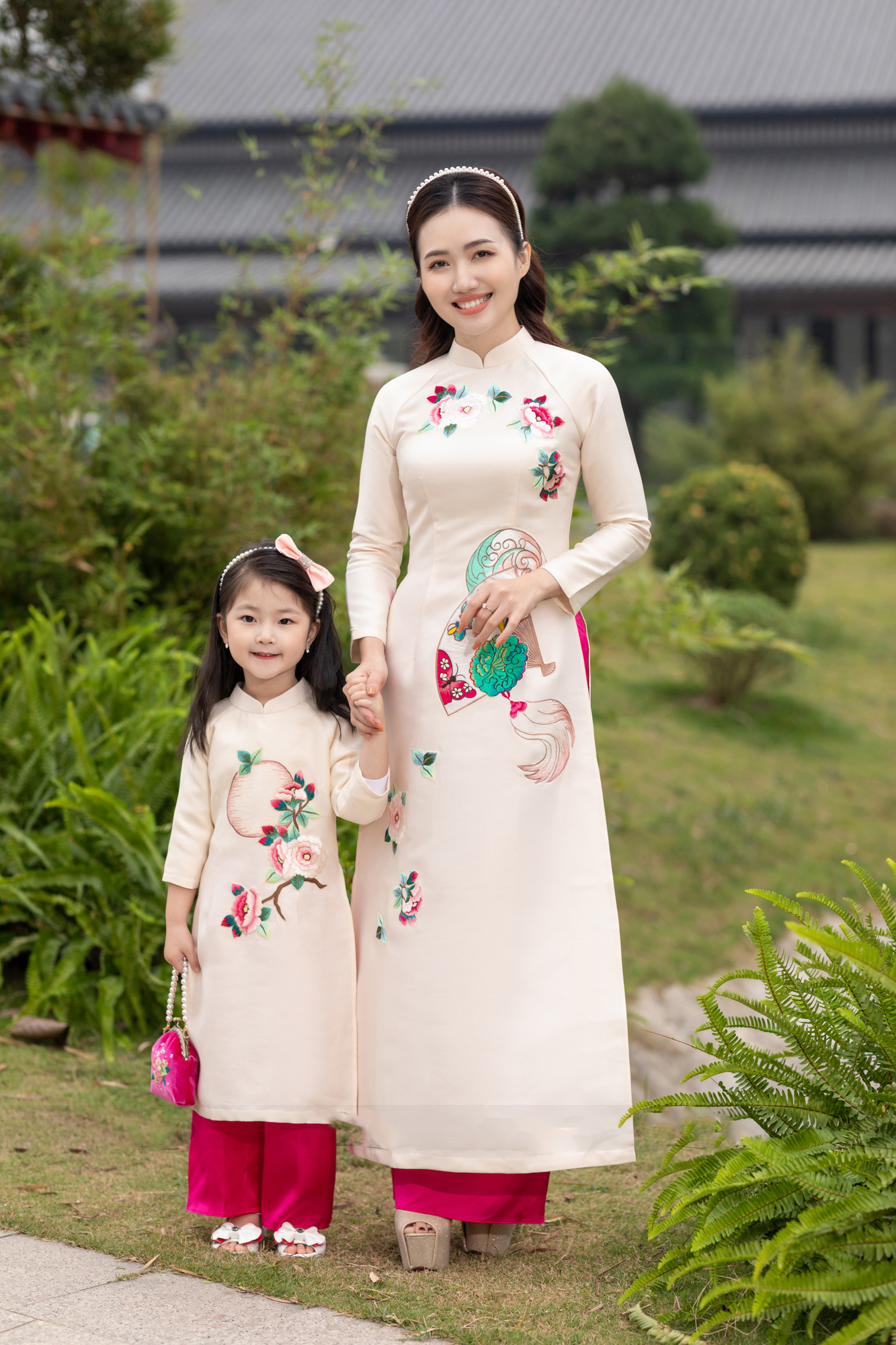 Áo dài gia đình đồng phục cách tân màu kem thêu tay