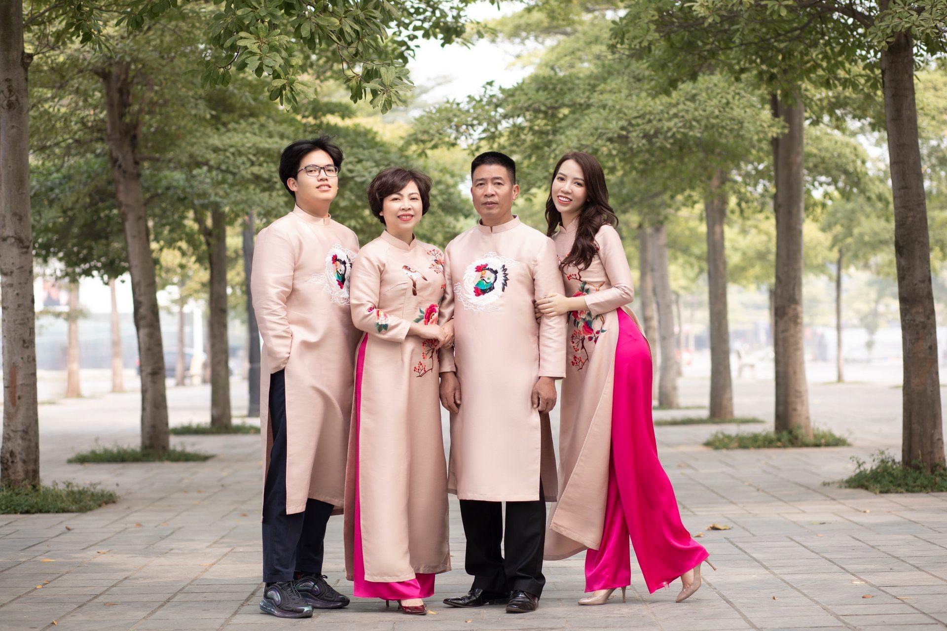 Áo dài gia đình đồng phục cách tân màu kem thêu tay