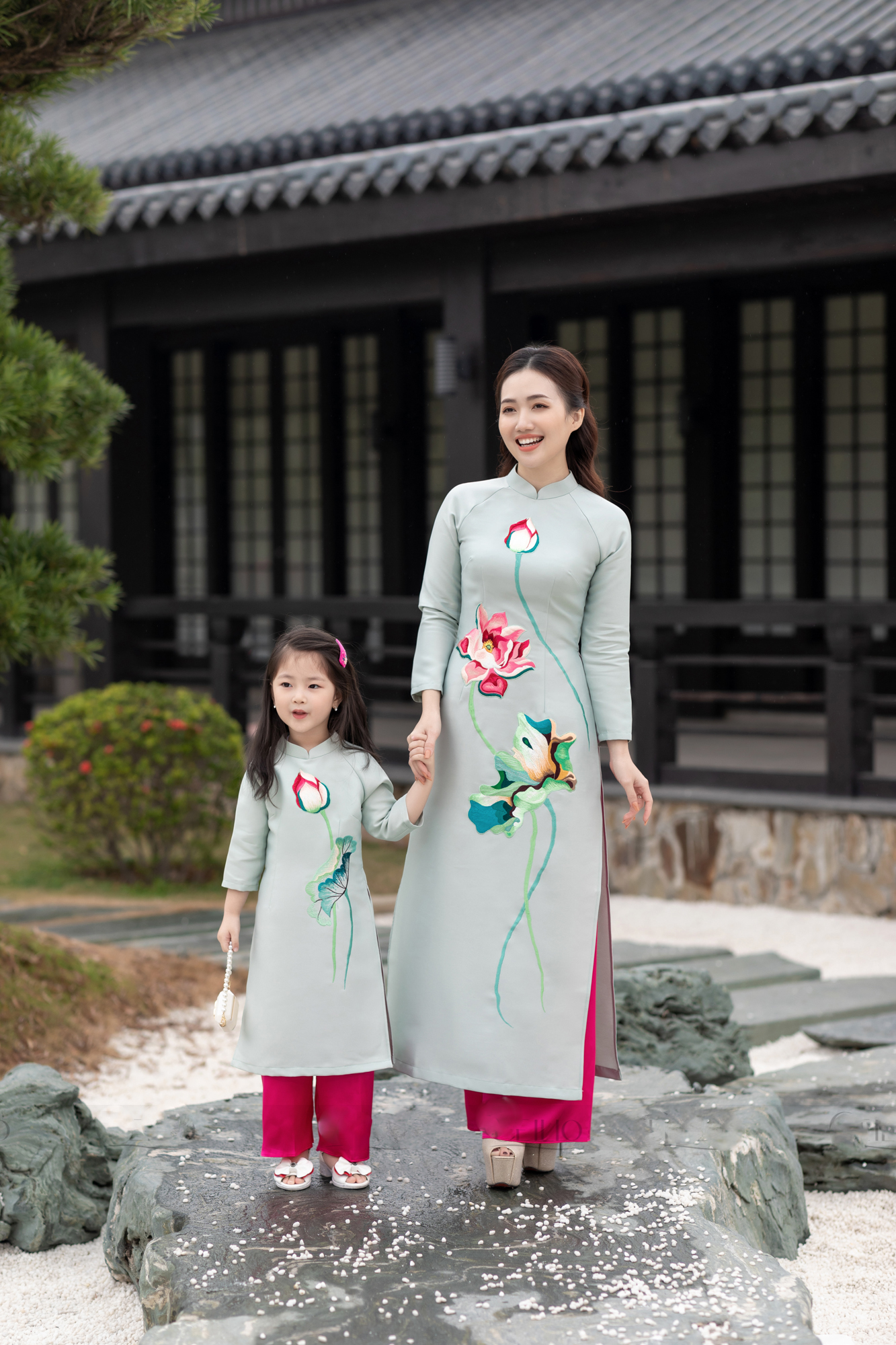 Áo dài mẹ và bé gái họa tiết thêu tay