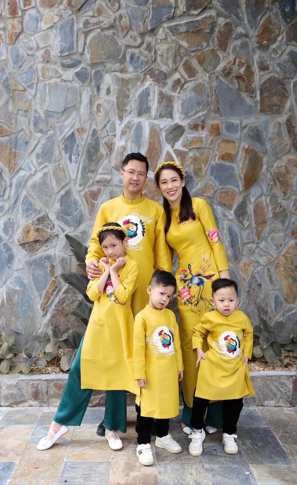 Áo dài gia đình đồng phục đẹp màu vàng thêu tay